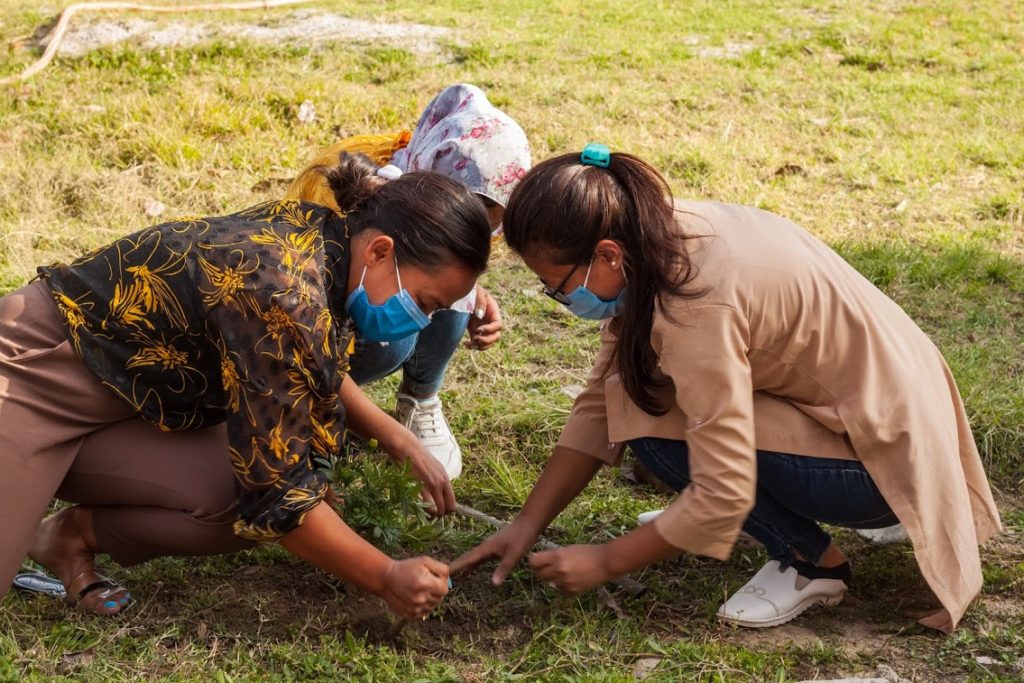 New Saathi’s planting a flower to watch it grow as they develop their skills at spring training course